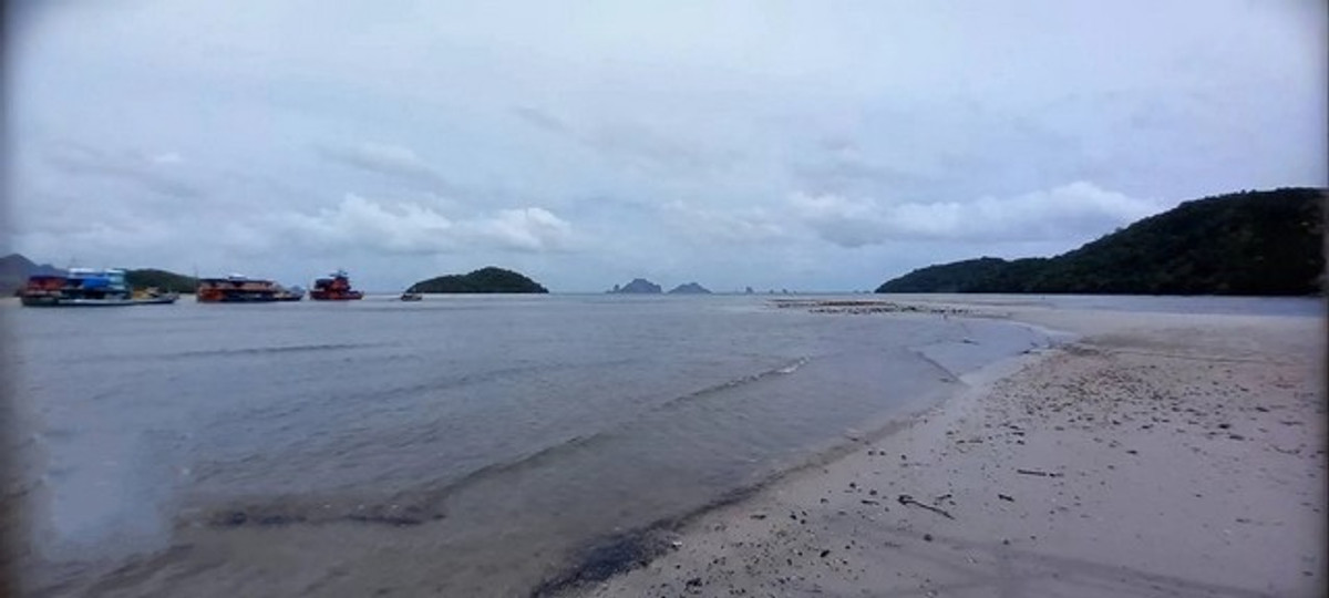 Land for sale with title deed, beautiful plot next to the sea, along the beach, beautiful atmosphere. – รูปที่ 2