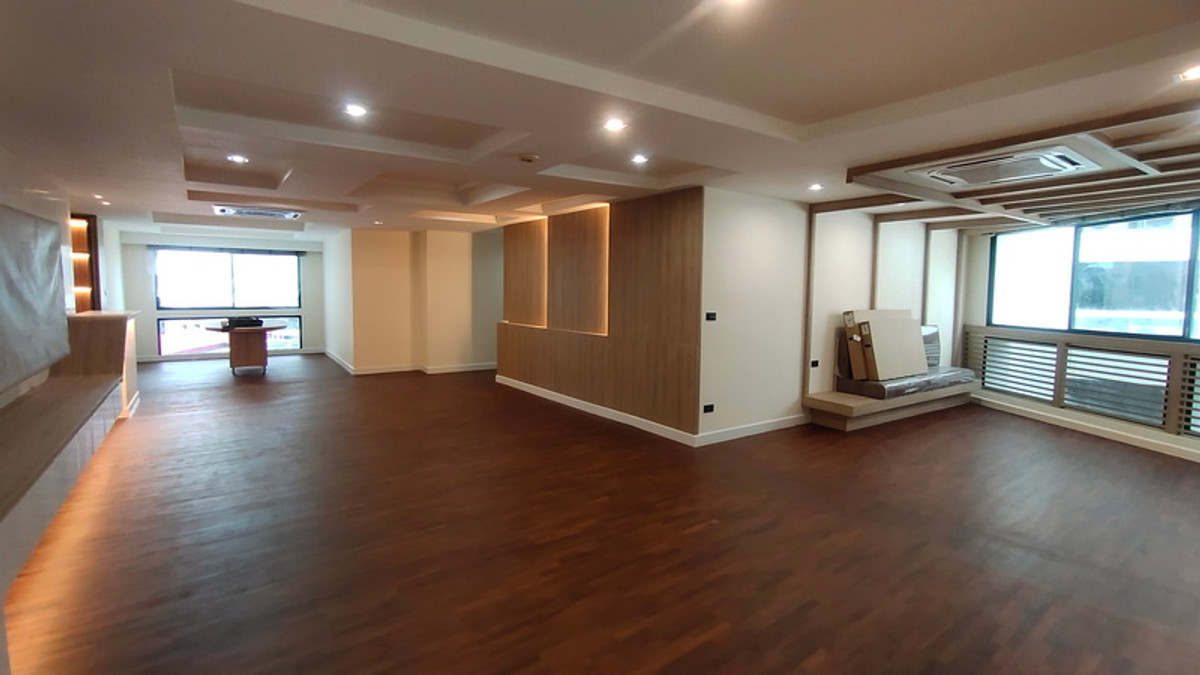 For Sale 3 bedroom Condo, fully renovated size 223 sqm.@ Phrom Phong area For Sale 3 bedroom Condo, fully renovated size 223 sqm.@ Phrom Phong area