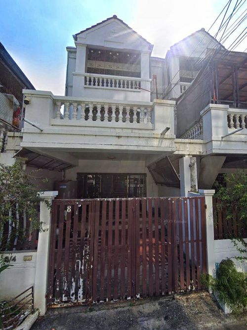 95201 - Urgent sale, 3-story townhouse, good location in the heart of Ratchada-Huai Khwang.