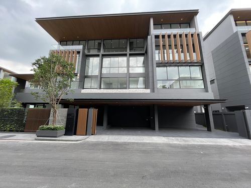 Luxury detached house for sale, Azure – CIRA Residences “The Pinnacle of Timeless Luxury Living, in a prime location along the expressway. Ekkamai-RamintraExperience a superior life with Azure, a 3.5-storey detached house under the concept of Resonate Lif