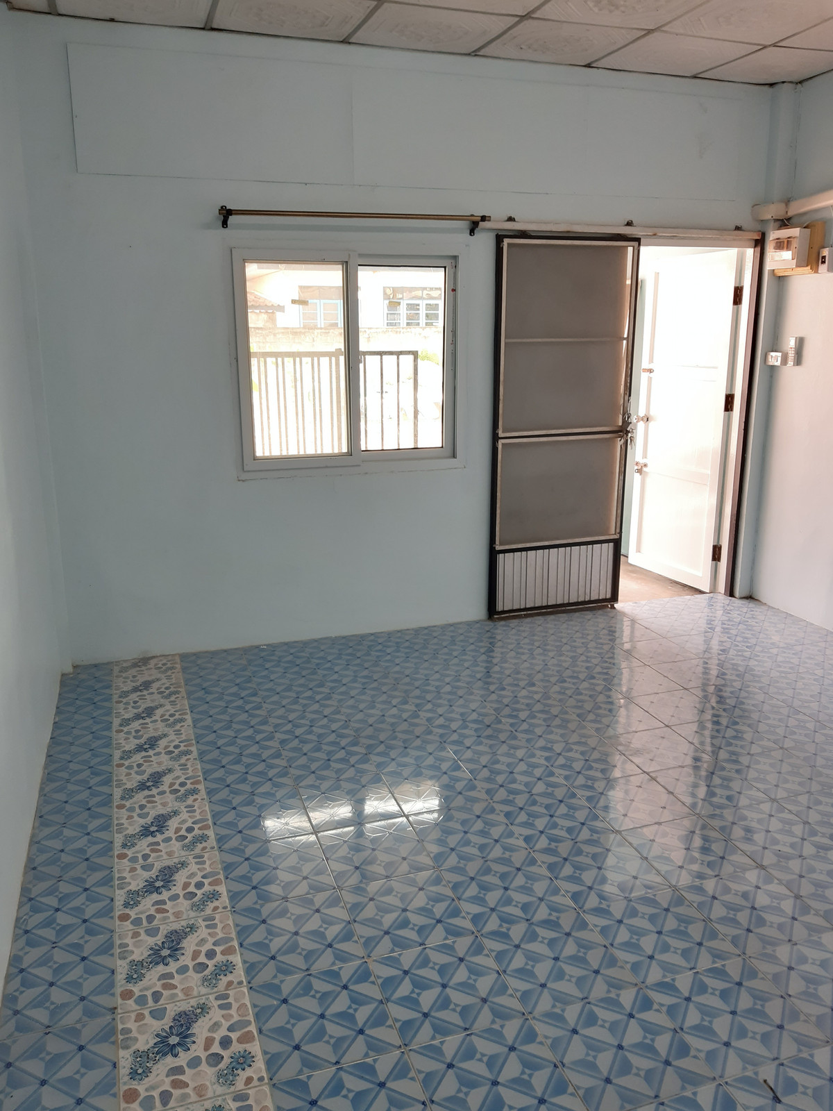 ห้องแถว ยินดีสุข  ต.บ้านสวน เมืองชลบุรี โทร 033-138-922 – รูปที่ 3