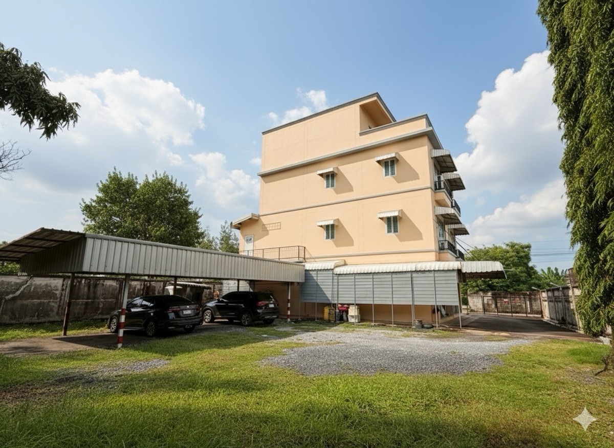 📢👇 4-storey house on a spacious plot of land, ideal for residential living or as a home office.
