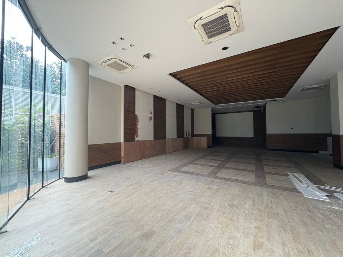 Prime 158 sqm Retail/Office Space for Rent | 5-Meter Ceiling | Main Road Frontage (Next to Starbucks) | Phra Khanong-Sukhumvit Prime 158 sqm Retail/Office Space for Rent | 5-Meter Ceiling | Main Road Frontage (Next to Starbucks) | Phra Khanong-Sukhumvit