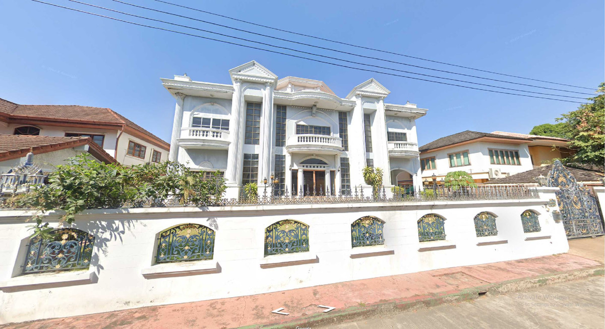 Stunning mansion for sale in the heart of the city, 7 bedrooms, Senanikom 1, near Bts Ratchayothin. Stunning mansion for sale in the heart of the city, 7 bedrooms, Senanikom 1, near Bts Ratchayothin.