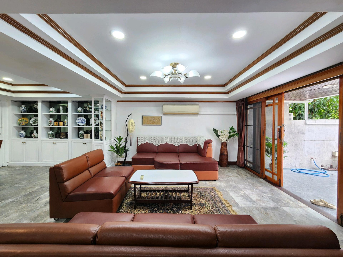 House for rent Ekkamai 12 near Donki Mall.