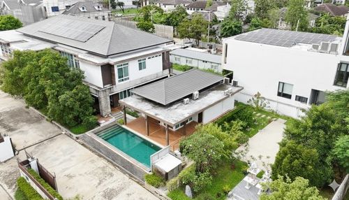 Luxury detached house for sale, luxury mansion, Euasuk Phatthanakan detached house, rai and a half, area 950 sq m, beautifully decorated, built-in swimming pool.