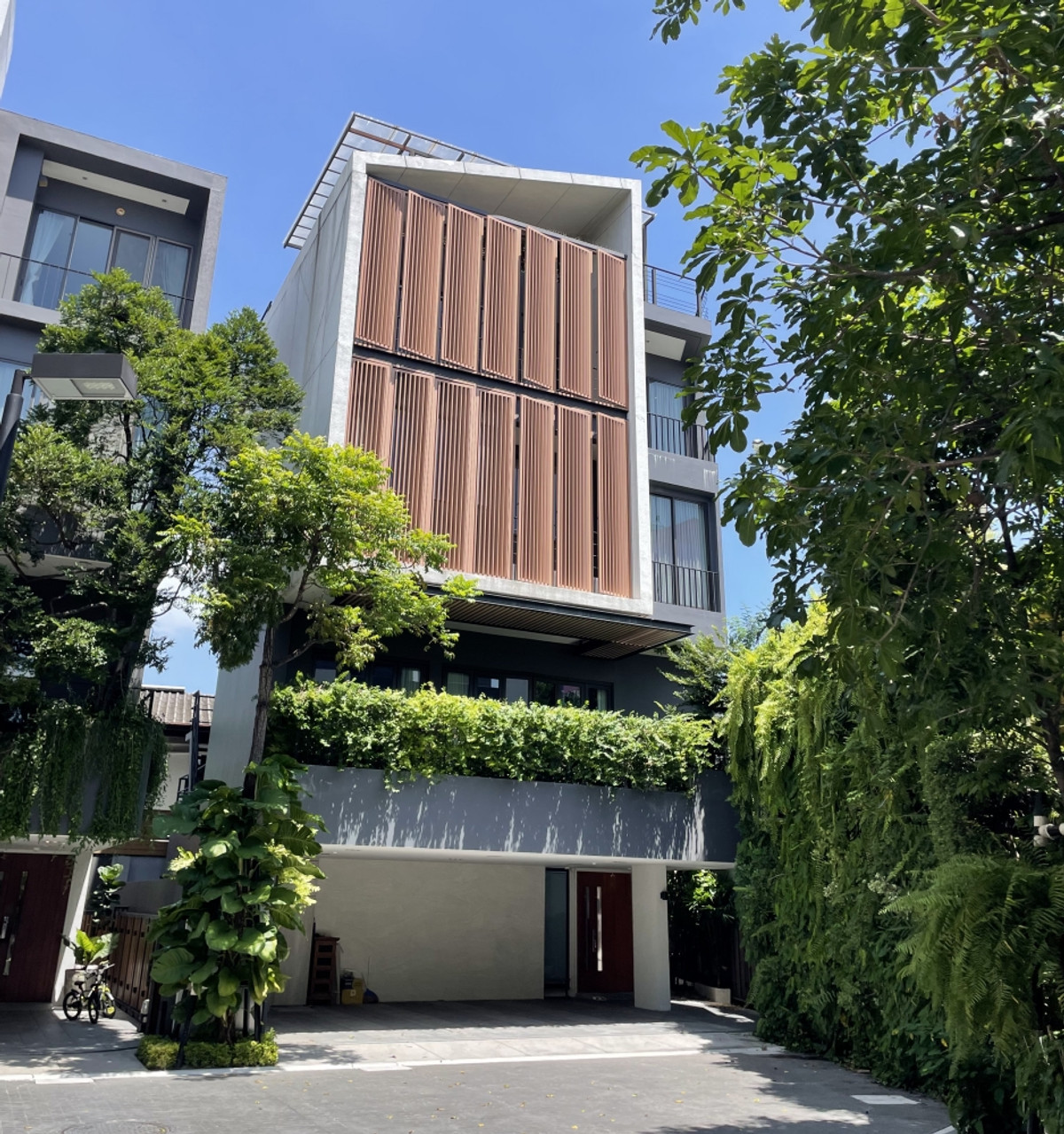 (5-story detached house with elevator in the house) 4 bedrooms, 6 bathrooms, 500 sq m. ARNA Ekamai in the heart of Sukhumvit-Thonglor-Ekamai.