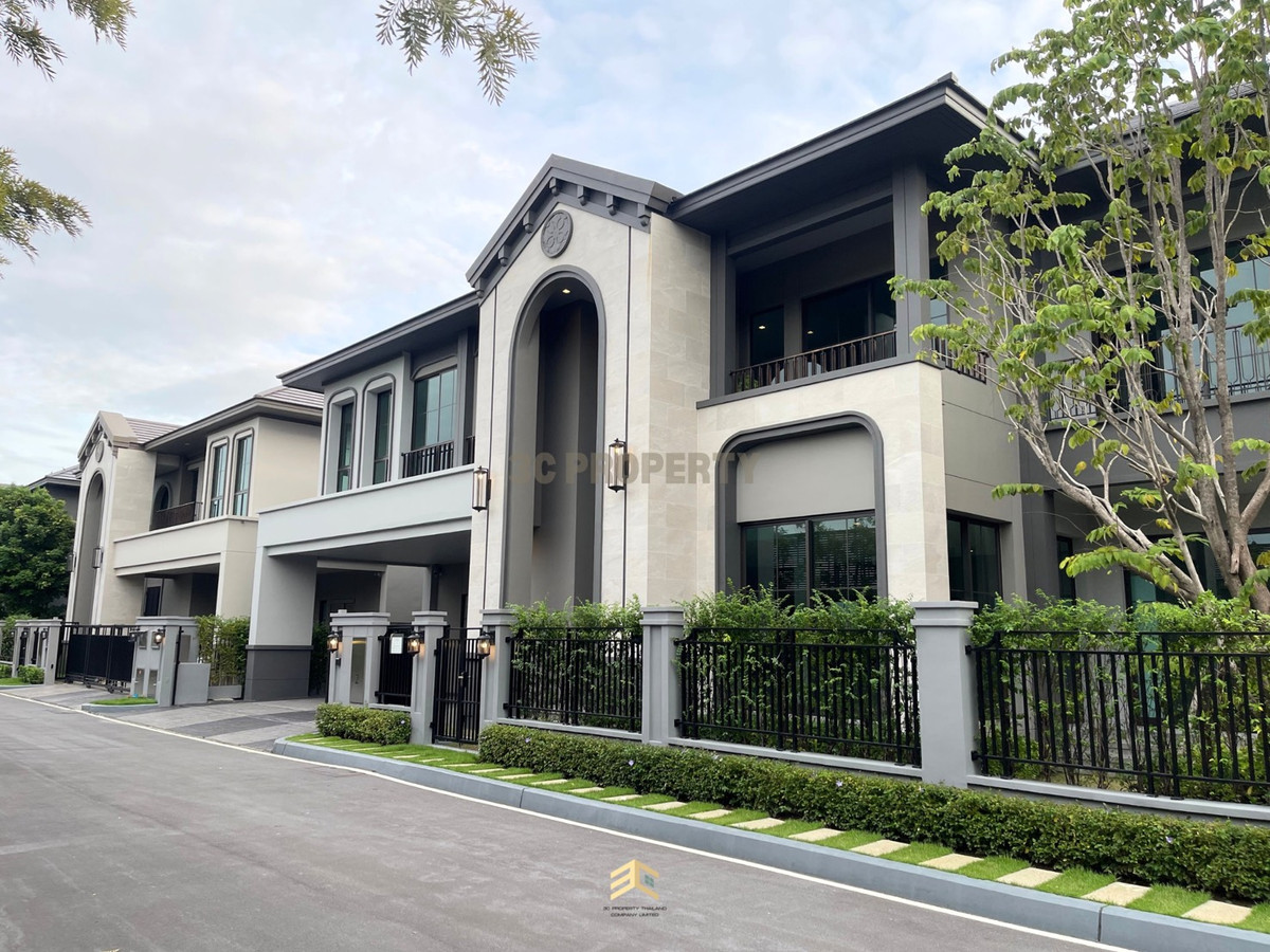 Luxury house next to Bangna Road: Grand Bangkok Boulevard Bangna - Km.15 (land 111 sq m) starting at 40 million baht.