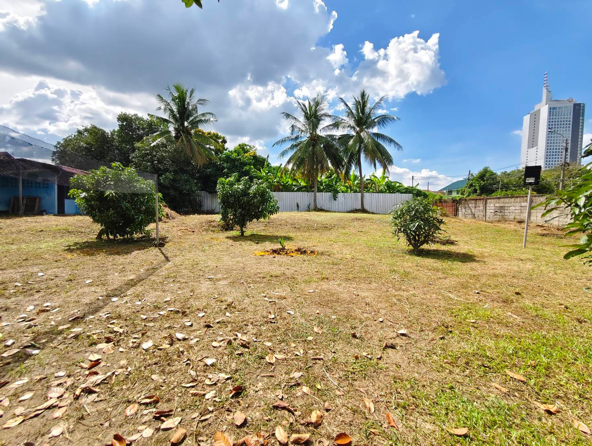 Land for rent in Soi Chaengwattana - Pak Kret 24 (Si Chai Thong 13), land area 250 square wah, near the Pink Line MRT. Only 400 meters from the entrance of Chaengwattana-Pak Kret Road 24.