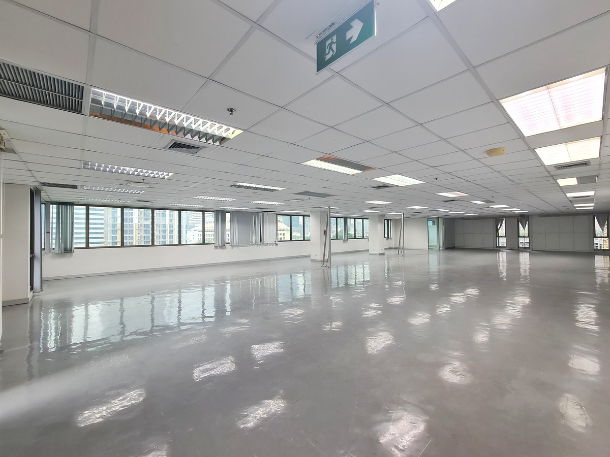 Fully fitted office space in the heart of Sathorn–Silom, 600 sq.m. full-floor space, just 5 mins walk to BTS Chong Nonsi