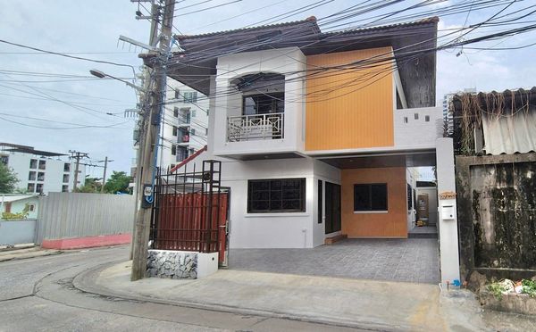 🔥🔥32393🔥🔥 2-story corner detached house/home office for rent. Prime location in the heart of Ratchada-Ladprao. 🌐LINE ID: @fastforrentcondo
