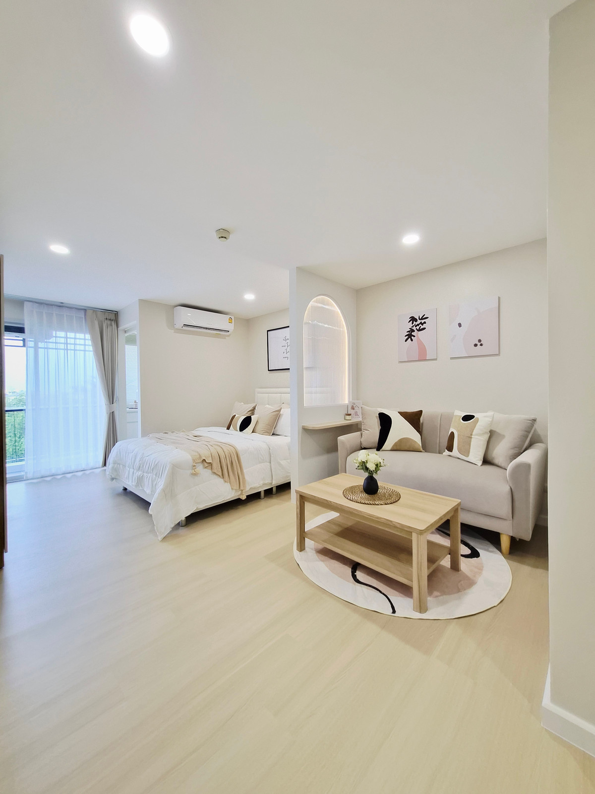 Newly decorated condo, minimalist style, beautiful, fully furnished throughout the room. You can move in immediately.