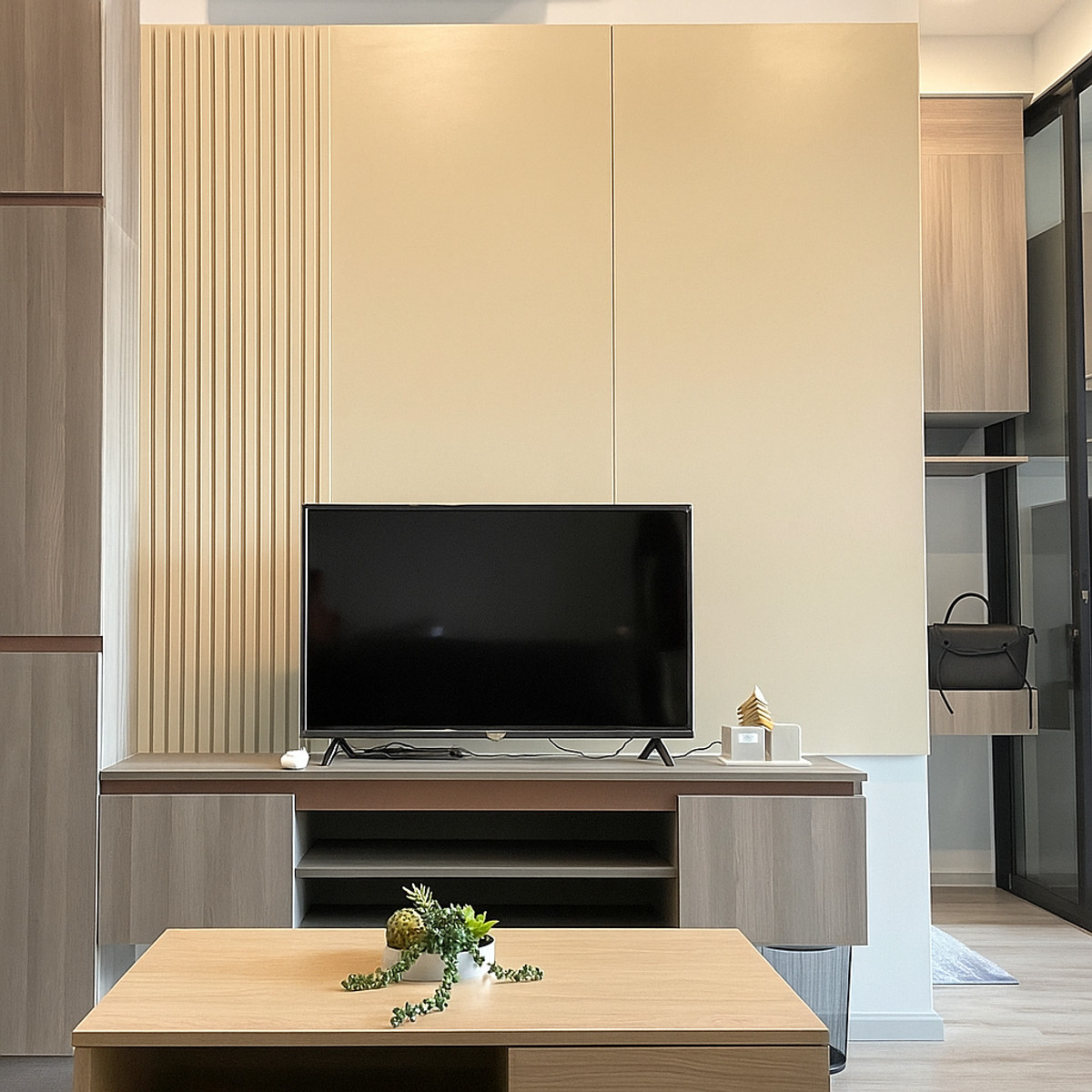 Urgent sale!! KnightsBridgePrime Ratchayothin, next to BTS Phahon Yothin, Fully Furnished with electrical appliances.