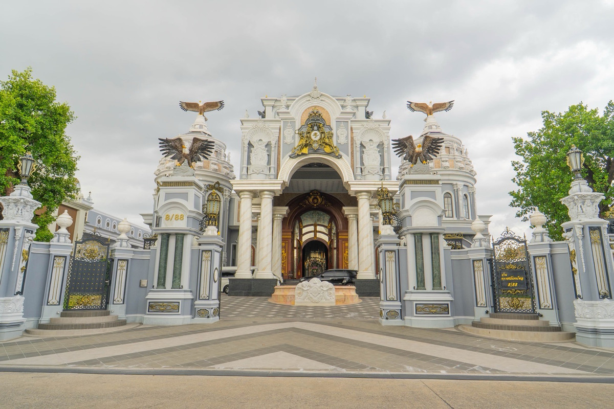 📢👇 คฤหาสน์หรูระดับ Super Luxury ครบทุกฟังก์ชันในหลังเดียว! ใจกลางพุทธมณฑล สวยอลังการ พร้อมสิ่งอำนวยความสะดวกครบเหมือนอยู่รีสอร์ตส่วนตัว ทั้งสระว่ายน้ำ ห้องฟิตเนส ห้องซาวน่า ห้องคาราโอเกะ และห้องจัดเลี้ยงรองรับแขกได้หลักร้อย