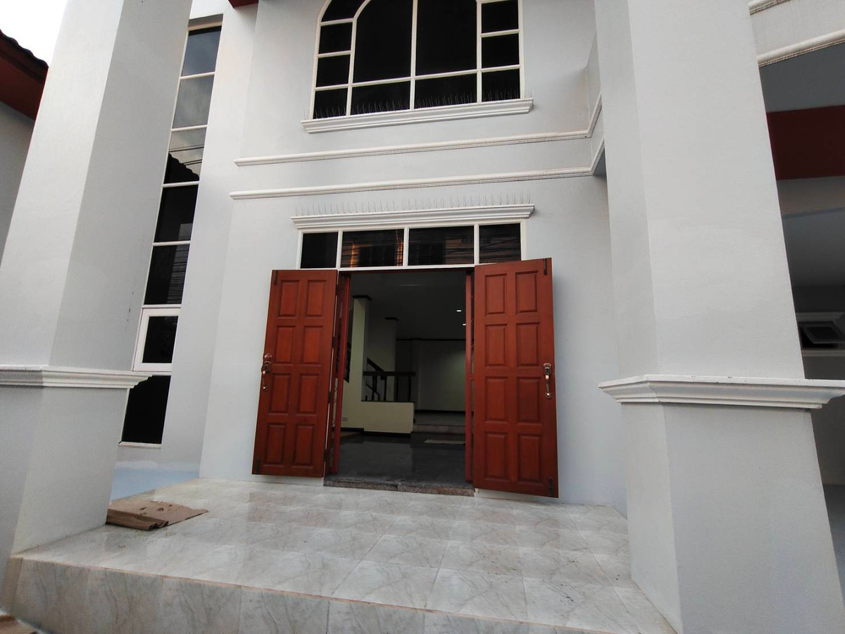 Urgently selling house Chokchai 4 Soi 84