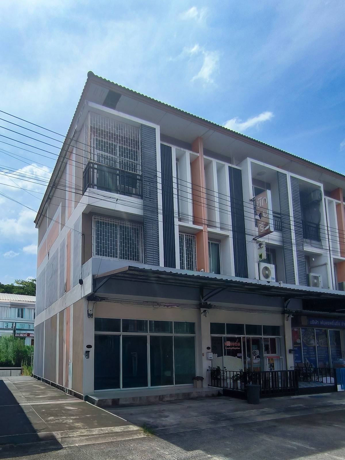 ขาย อาคารพาณิชย์ 3 ชั้น ไอลีฟ ทาวน์ ลำลูกกา คลอง3 - หลังมุม 19.8 ตรว. ขาย อาคารพาณิชย์ 3 ชั้น ไอลีฟ ทาวน์ ลำลูกกา คลอง3 - หลังมุม 19.8 ตรว.