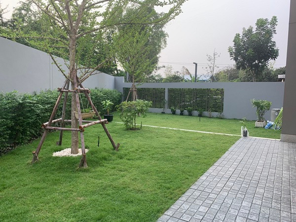 ให้เช่าบ้านเดี่ยวหรูติดสระว่ายน้ำ เเละสวน Private Nirvana Through Ekamai-Raminthraหลังใหญ่ 285 ตร.ม.ที่ดิน 58 ตร.ว.4 ห้องนอน3 ห้องน้ำที่จอดรถในร่ม 2 คัน ข้างนอก2คัน ถนนด่วนเอกมัย-รามอินทรา ใกล้ทางด่วน, ห้างสรรพสินค้าชั้นนำ (CentralEastville ,CDC) – รูปที่ 2