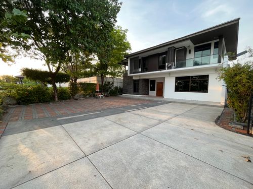 🏠 บ้านหลังใหญ่ บรรยากาศร่มรื่น ริมสวนและทะเลสาบ ในโครงการมัณฑนา วงแหวน–อ่อนนุช 5 ห้องนอน พร้อมสวนสวยและที่จอด 4 คัน ใกล้เมกา บางนา และทางด่วนหลัก