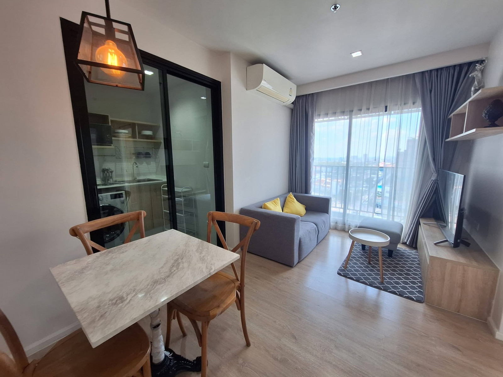 For rent: Escent, high-rise building, 22nd floor, size 42 square meters.