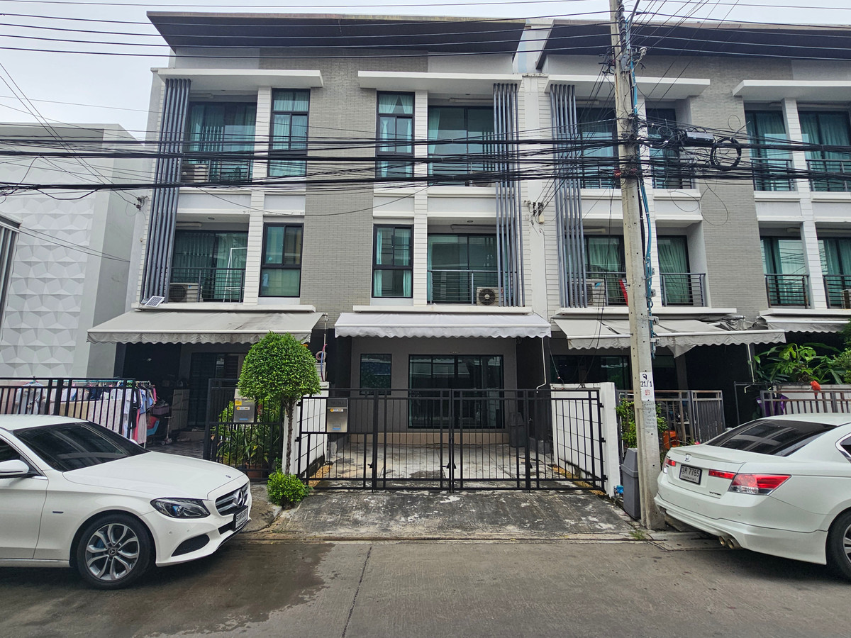 For rent: 3-story townhome Baan Klang Muang Rama 9-Ramkhamhaeng 39