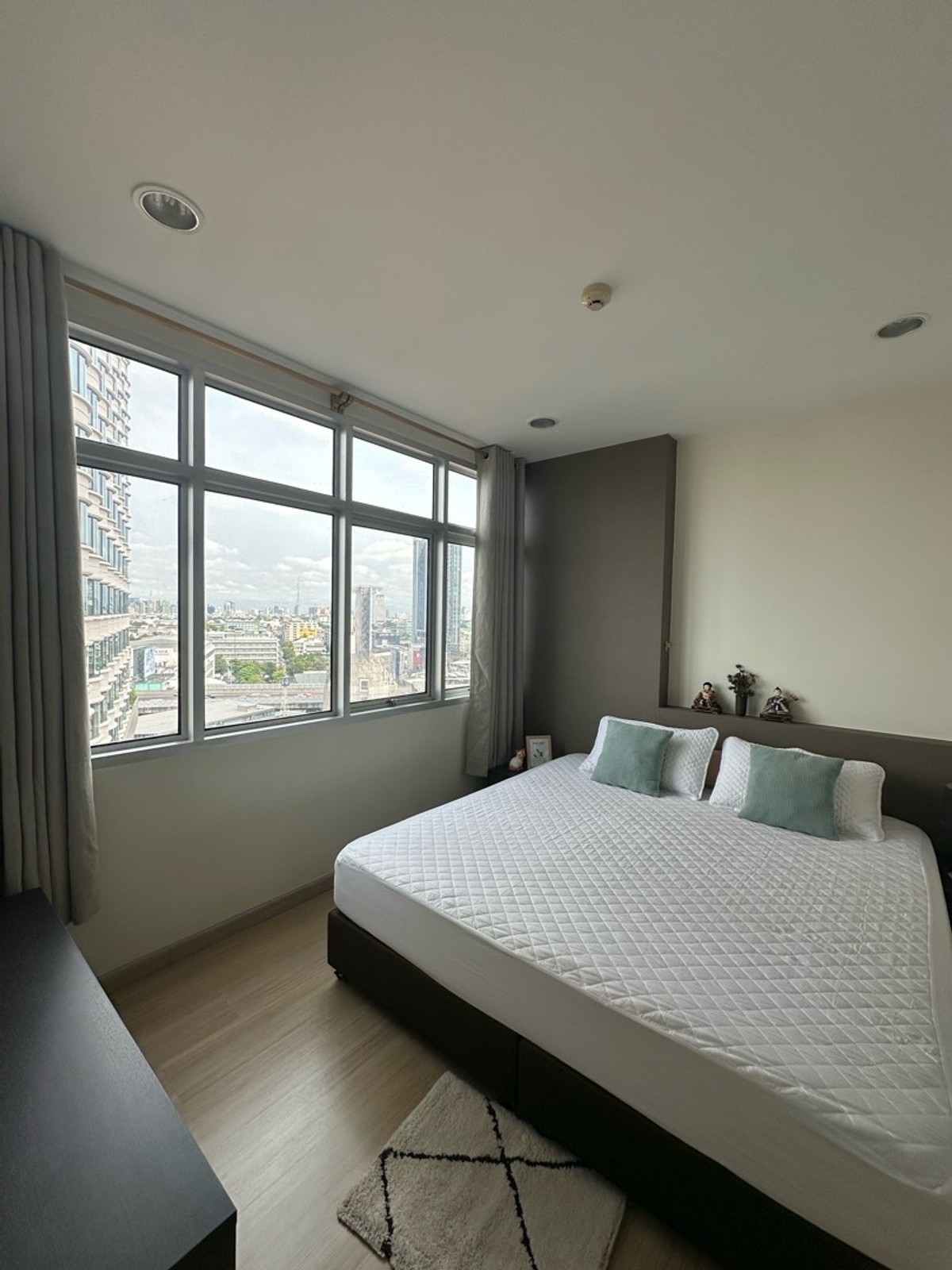 For rent 🔥Chewathai Ratchaprarop, good location, room is more beautiful than in the picture. For rent 🔥Chewathai Ratchaprarop, good location, room is more beautiful than in the picture.