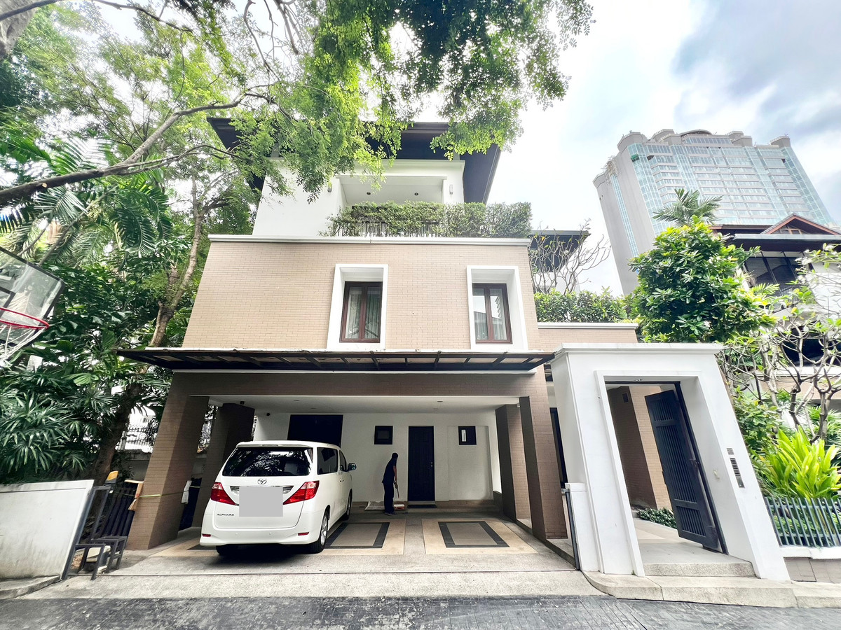 Single house for rent, Pool Villa, 5 floors, in the middle of the city, Sukhumvit, near EmQuartier, Benjakitti Park, convenient travel.