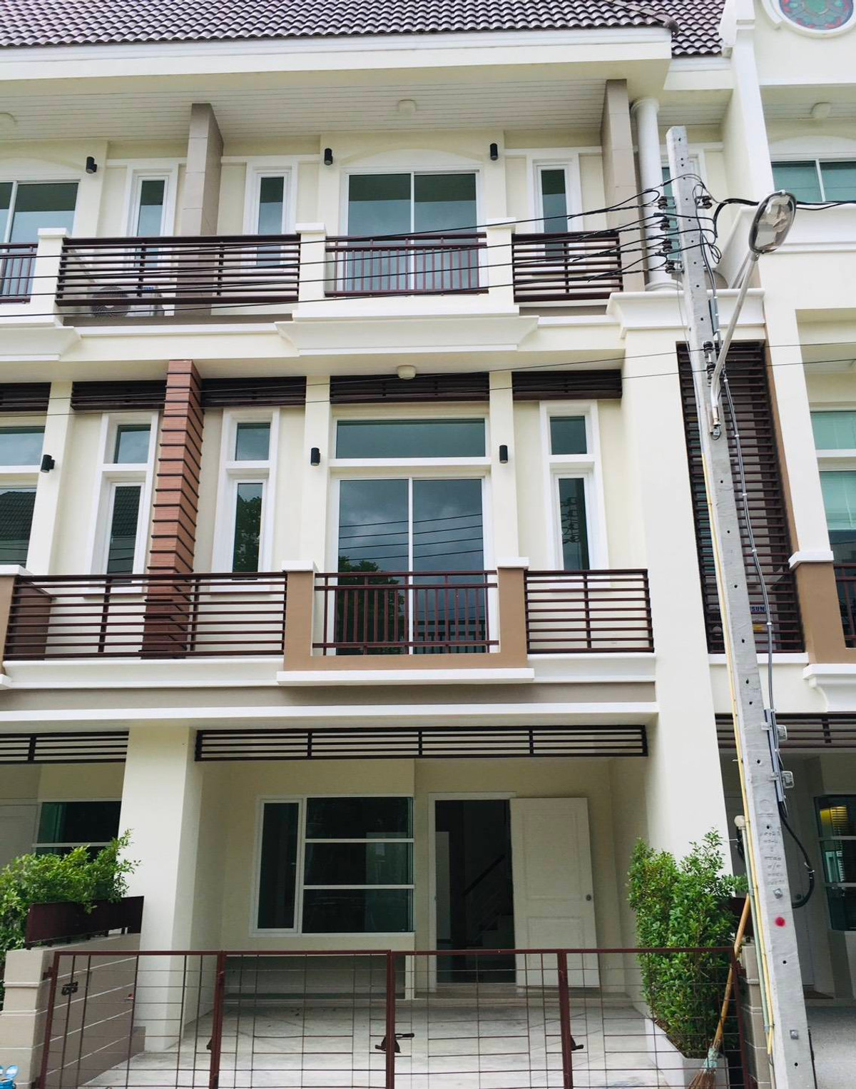 ขายทาวน์โฮม 3 ชั้น Premium Place 9 เอกมัย–รามอินทรา (ถนนสุคนธสวัสดิ์) | สไตล์โมเดิร์น พื้นที่ใช้สอยใหญ่ เดินทางสะดวก