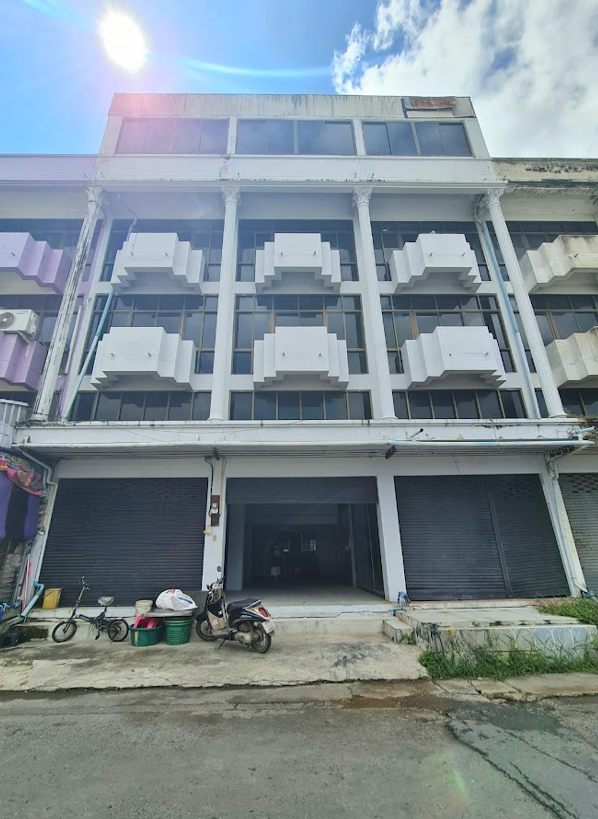 Dormitory for sale in Chachoengsao, Mueang District, has 4 floors, total area 51 sq m, has 21 rooms, Suwinthawong Road. Near Makro Chachoengsao Dormitory for sale in Chachoengsao, Mueang District, has 4 floors, total area 51 sq m, has 21 rooms, Suwinthawong Road. Near Makro Chachoengsao