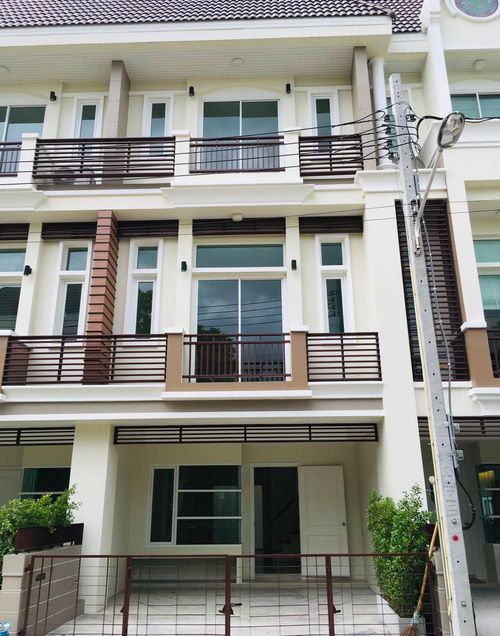 ขายทาวน์โฮม 3 ชั้น Premium Place 9 เอกมัย–รามอินทรา (ถนนสุคนธสวัสดิ์) | สไตล์โมเดิร์น พื้นที่ใช้สอยใหญ่ เดินทางสะดวก