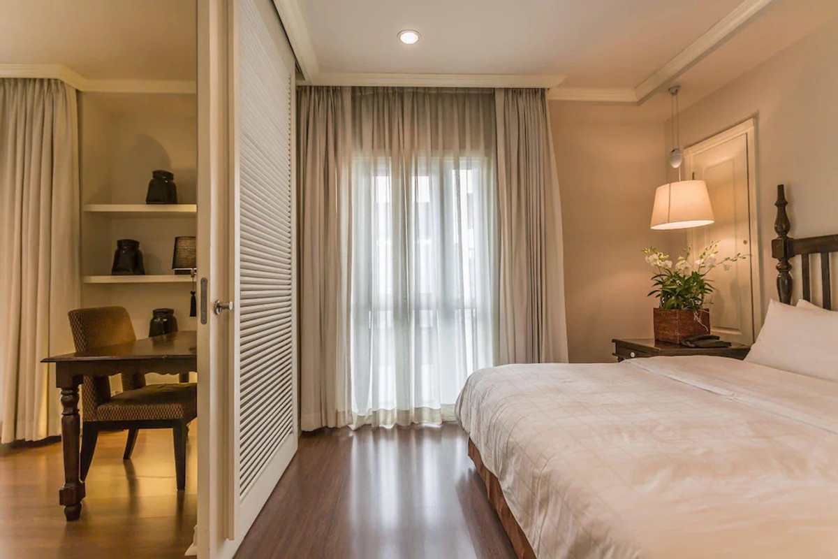 Line ID: @zimple_asset Service Apartment in Silom, Soi Saladaeng, Fully furnished with cleaning service. Convenient location close to BTS and MRT, surrounded by business centers and shopping areas. Line ID: @zimple_asset Service Apartment in Silom, Soi Saladaeng, Fully furnished with cleaning service. Convenient location close to BTS and MRT, surrounded by business centers and shopping areas.