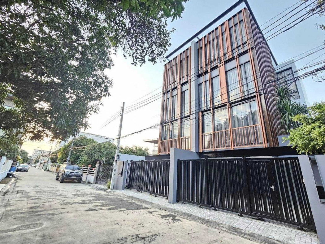 ขาย บ้านแฝด Pool Villa 3.5 ชั้น 400 ตรม 43 ตรว ใกล้ เซ็นทรัล พระราม 9 ขาย บ้านแฝด Pool Villa 3.5 ชั้น 400 ตรม 43 ตรว ใกล้ เซ็นทรัล พระราม 9