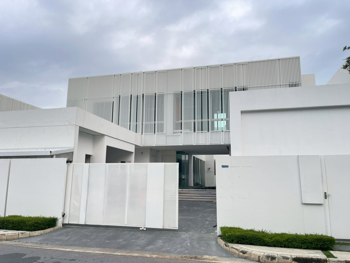✨ขายบ้านเดี่ยวโครงการหรูระดับ Super Luxury สไตล์ Modern Minimalที่ Vive Bangna 4ห้องนอน ขนาด 354ตรม. มาพร้อมเอกลักษณ์ชัดเจนมาก คือโทนสีขาวทั้งหลัง ✨ขายบ้านเดี่ยวโครงการหรูระดับ Super Luxury สไตล์ Modern Minimalที่ Vive Bangna 4ห้องนอน ขนาด 354ตรม. มาพร้อมเอกลักษณ์ชัดเจนมาก คือโทนสีขาวทั้งหลัง