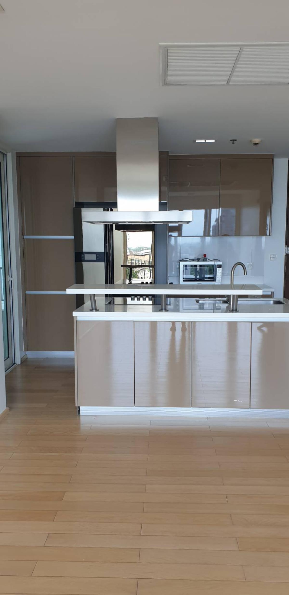 Siri At Sukhumvit / Spacious unit with an open view, directly connected to BTS Thong Lo with a Skywalk leading to the project entrance. / 3 Bed 100 sq.m.Tel 0937890899 Siri At Sukhumvit / Spacious unit with an open view, directly connected to BTS Thong Lo with a Skywalk leading to the project entrance. / 3 Bed 100 sq.m.Tel 0937890899