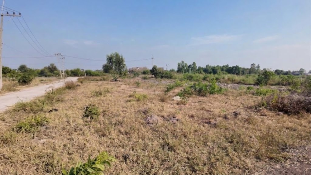 Land, Arisara Garden Village, Lak Chai Subdistrict, Lat Bua Luang District, Ayutthaya Province, land size 700 square meters (corner of the road, beautiful long area, outstanding location .. **** width 70 meters **** )