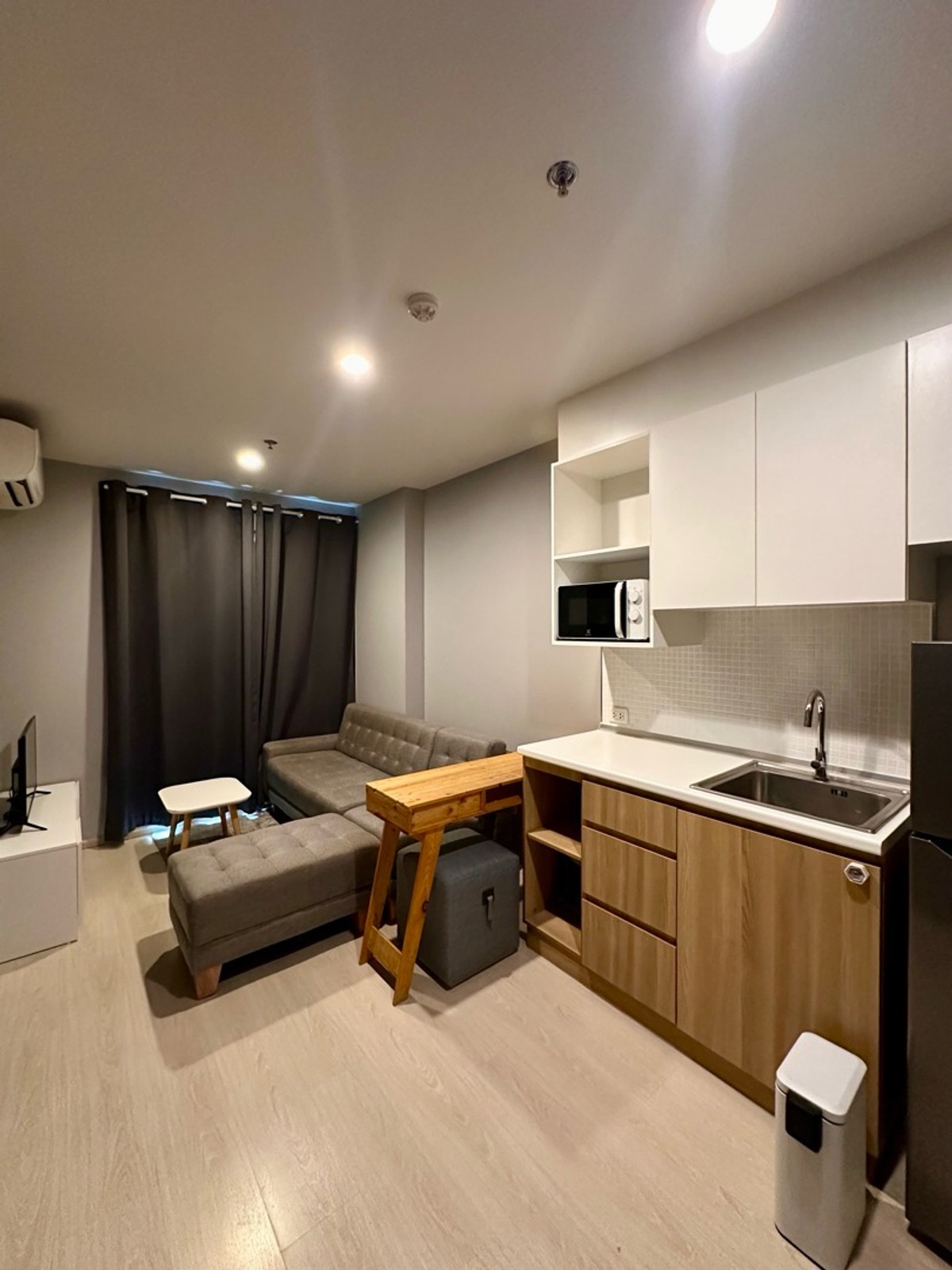 Good location room, close to the elevator, no need to walk past anyone's room. Heading north, 9th floor, up and down the elevator not long. Good location room, close to the elevator, no need to walk past anyone's room. Heading north, 9th floor, up and down the elevator not long.