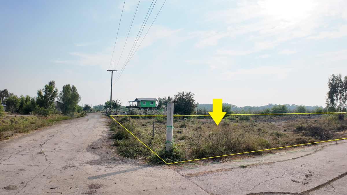 Land, Arisara Garden Village, Lak Chai Subdistrict, Lat Bua Luang District, Ayutthaya Province, land size 700 square meters (corner of the road, beautiful long area, outstanding location .. **** width 70 meters **** )