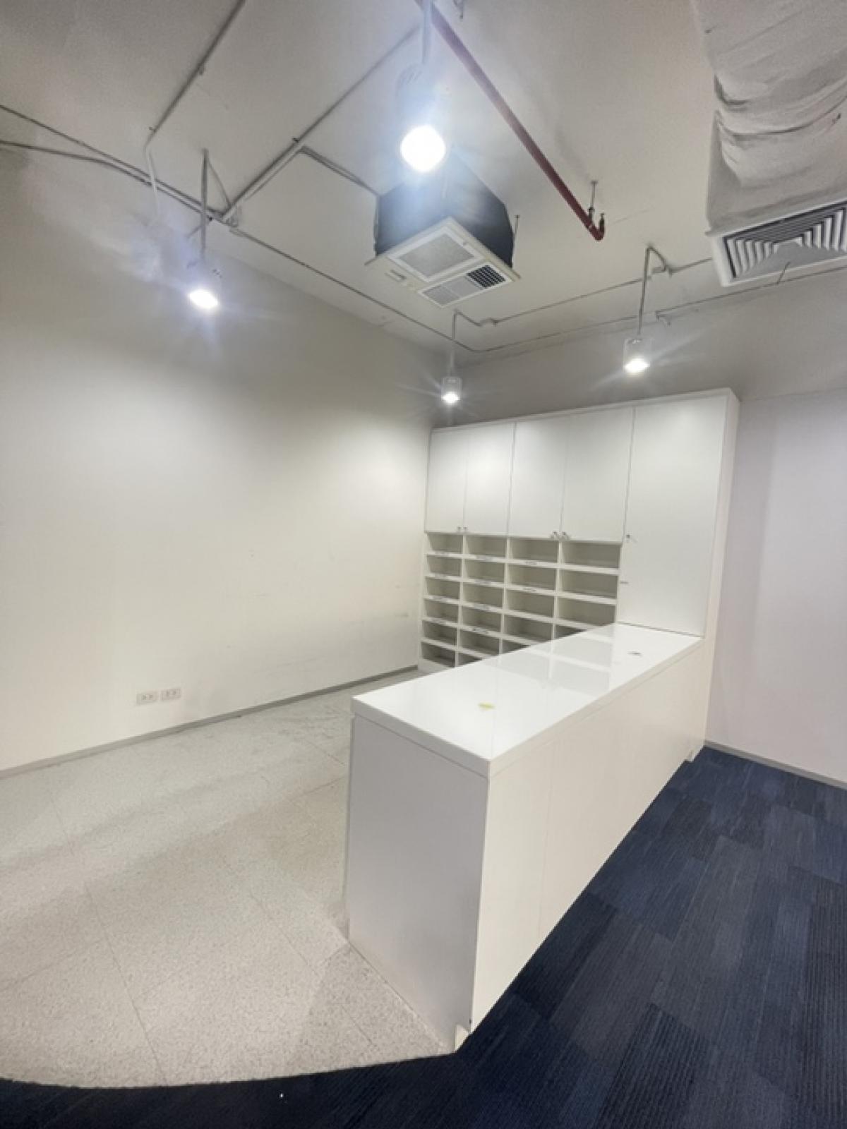Office for rent, entire floor on the 4th floor, 1,240 sq m, Sathorn line, next to the main road, near BTS. – รูปที่ 3