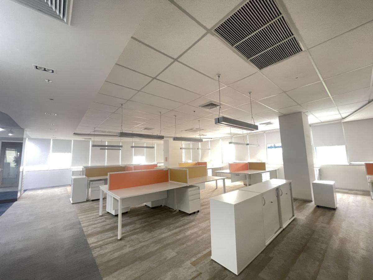 Office for rent, entire floor on the 4th floor, 1,240 sq m, Sathorn line, next to the main road, near BTS.