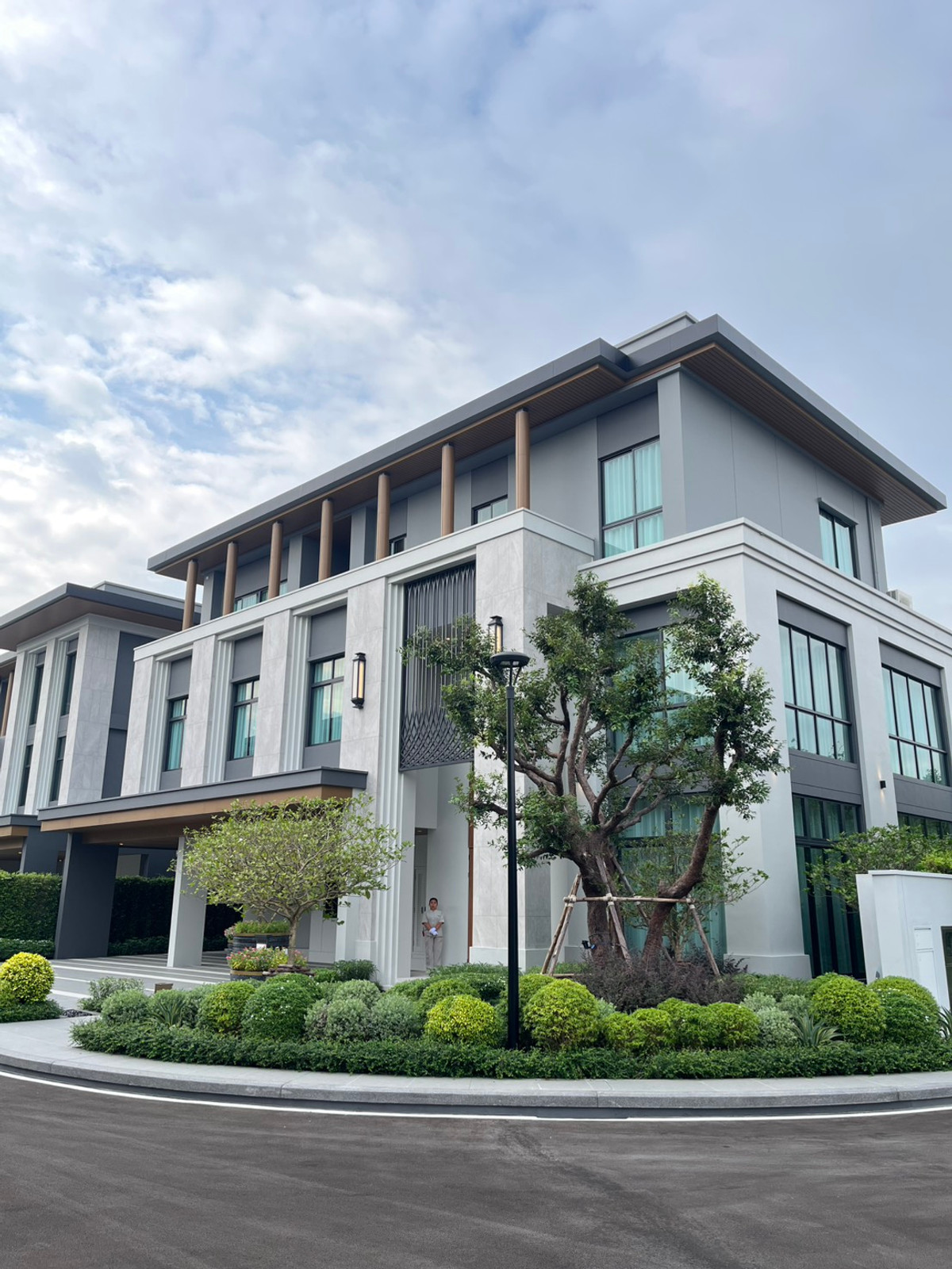 CINQUIÈME Krungthep Kreetha - Majesté: mansion 805 sq m with private pool + elevator | Price starting at 91.5 million* CINQUIÈME Krungthep Kreetha - Majesté: mansion 805 sq m with private pool + elevator | Price starting at 91.5 million*