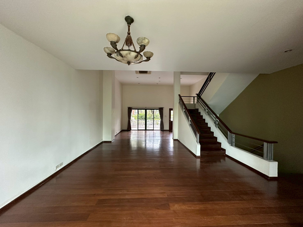✨5-storey house in Ekkamai for rent! 4 bedroom  4 bathroom unfurnished 450 sq.m ready for move in near BTS Ekkamai