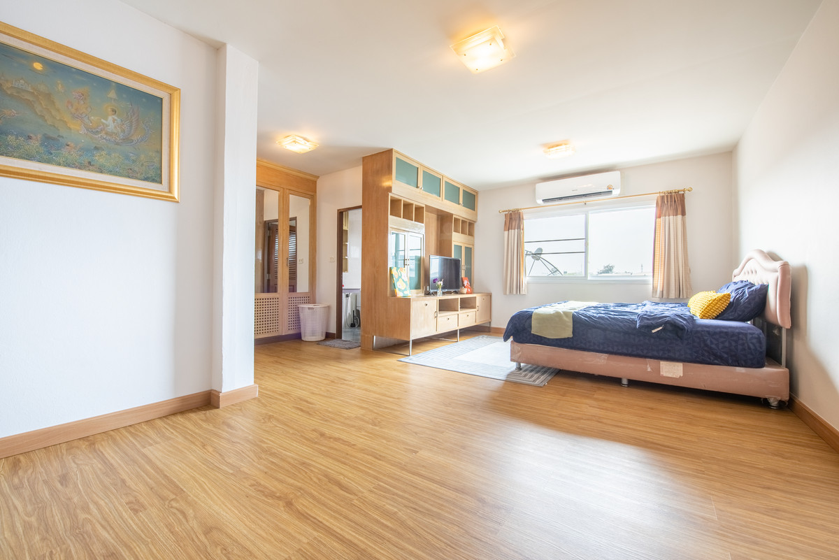 3-story townhome next to BTS Phahon 59, 4 bedrooms, 3 bathrooms, ready to move in, complete with electricity. Near Don Mueang Airport