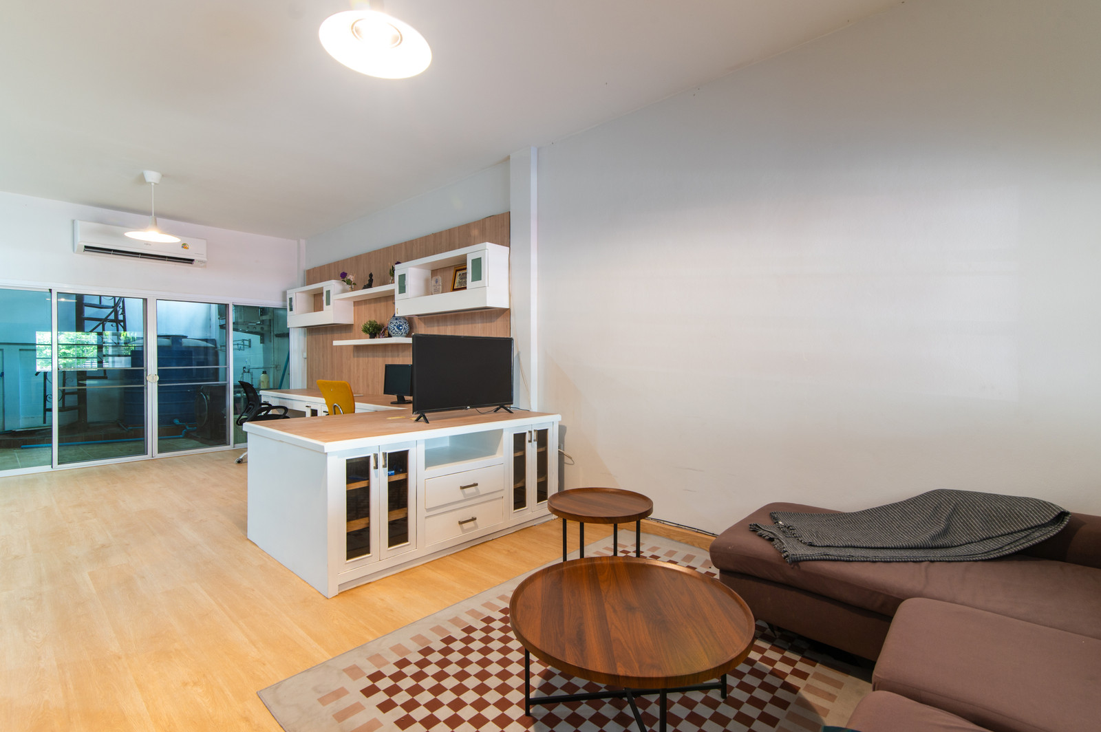 3-story townhome next to BTS Phahon 59, 4 bedrooms, 3 bathrooms, ready to move in, complete with electricity. Near Don Mueang Airport