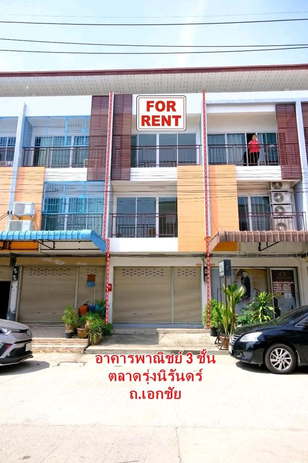 Cheap for rent, 3-story commercial building, Ekachai Road, Bang Bon, Rung Nirun Market. Suitable for a shop, home office, convenient parking.