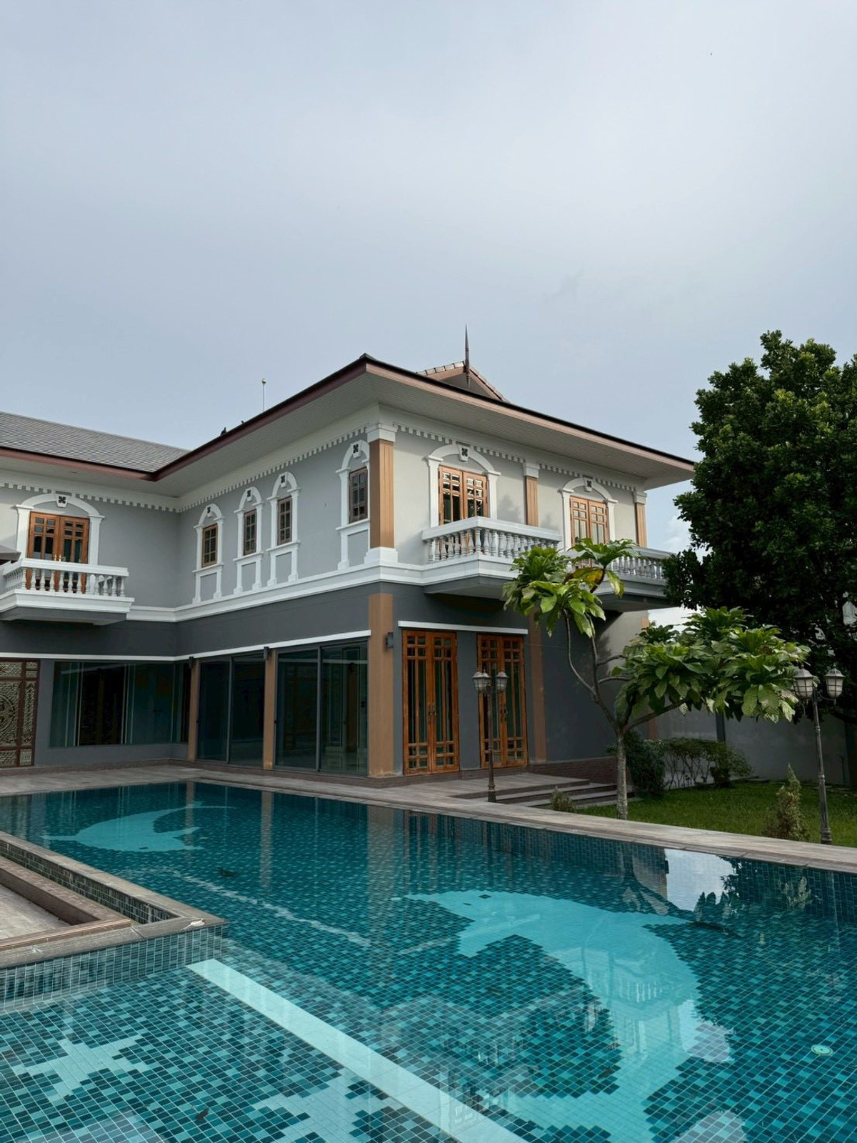 Sell with tenant until April 2029
Home with Private Swimming Pool Designed for a large family, featuring solid construction and expansive living areas. Ideal for both residential living and a home office. 