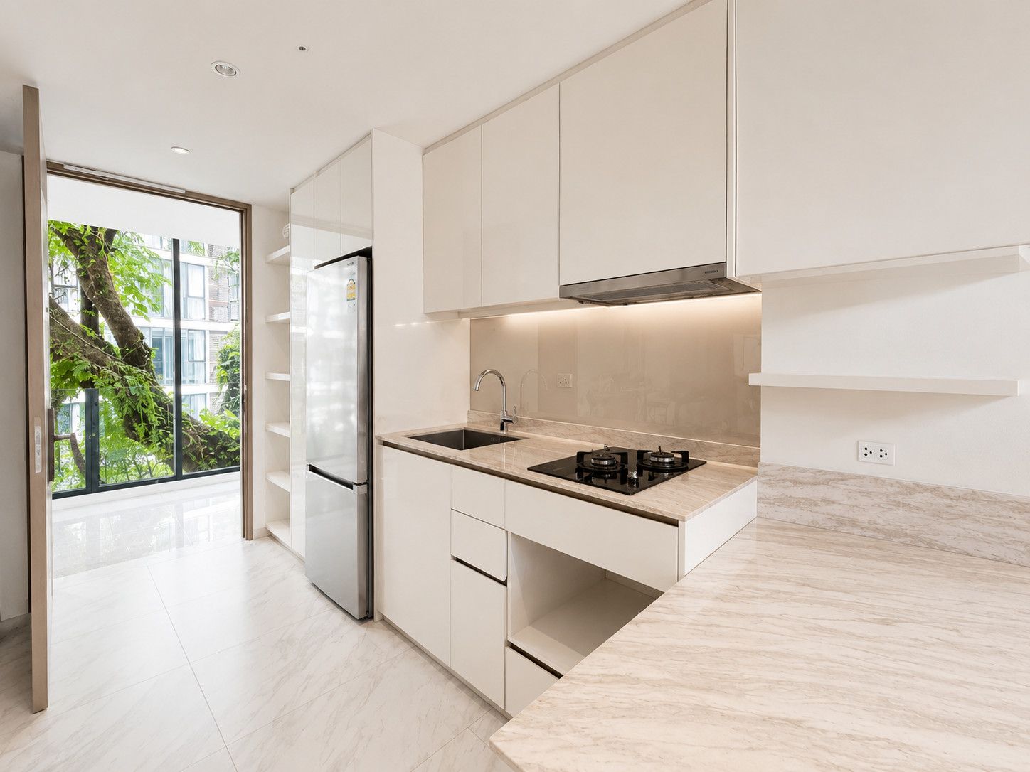 ขายถูก ฟรีโอน!! คอนโด 5 นาที BTS อโศก ฟินน์ เทอร์มินอล21 Condo for Sale Free Tranfer!! 5 min BTS Asok Station Fynn Terminal 21
