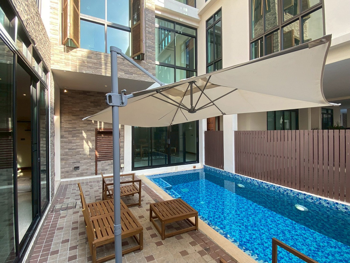 ✨For rent: Beautiful house in Phrom Phong area, 4 bedrooms, 450 sq.m., fully furnished, with private swimming pool and private garden. Conveniently located near BTS Phrom Phong. Ready to move in