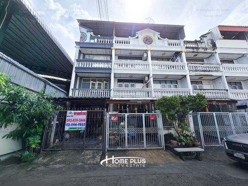 3-story townhouse, Chat Phet Village. Red Thorn-Bang Phli (behind the edge)