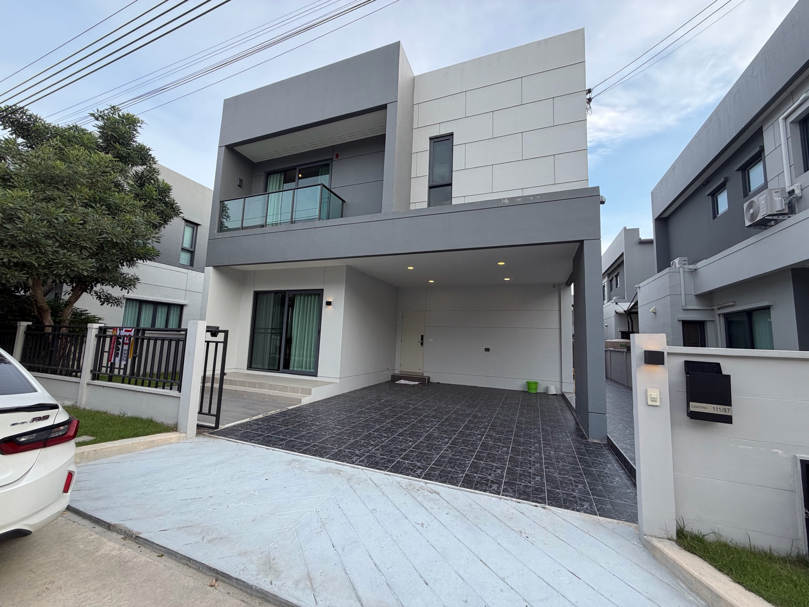 Luxurious house for rent, ready to move in, Centro Bangna (Centro Bangna), near Mega Bangna and international schools. Luxurious house for rent, ready to move in, Centro Bangna (Centro Bangna), near Mega Bangna and international schools.