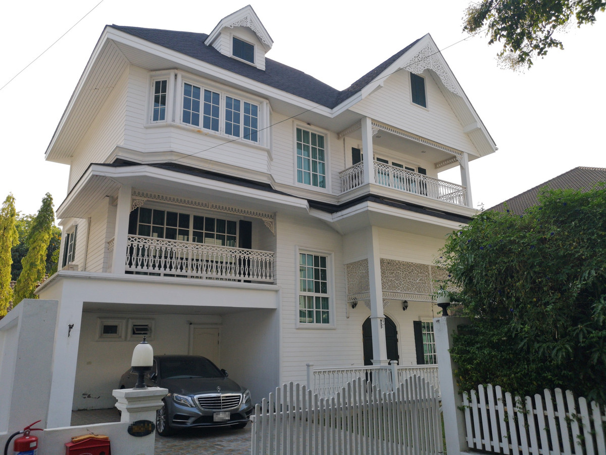 🏡 Vintage-style detached house in Bangna — close to BTS and expressway ✨ Fully furnished and move-in ready! Warm and charming atmosphere, offering both peace and convenience in one place. 🏡 Vintage-style detached house in Bangna — close to BTS and expressway ✨ Fully furnished and move-in ready! Warm and charming atmosphere, offering both peace and convenience in one place.