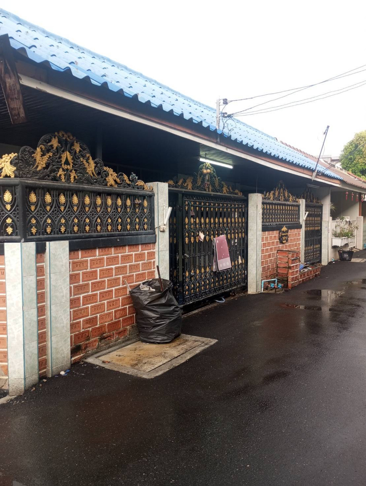 1-story townhouse for sale, Phawana, Lat Phrao 41, intersection 6-4, very good location, size 36 sq m, 3 bedrooms, 2 bathrooms, 1 parking space, can park a pickup truck. 1-story townhouse for sale, Phawana, Lat Phrao 41, intersection 6-4, very good location, size 36 sq m, 3 bedrooms, 2 bathrooms, 1 parking space, can park a pickup truck.